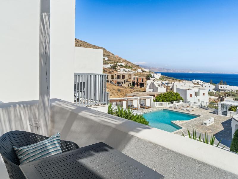 Mr & Mrs White Tinos image