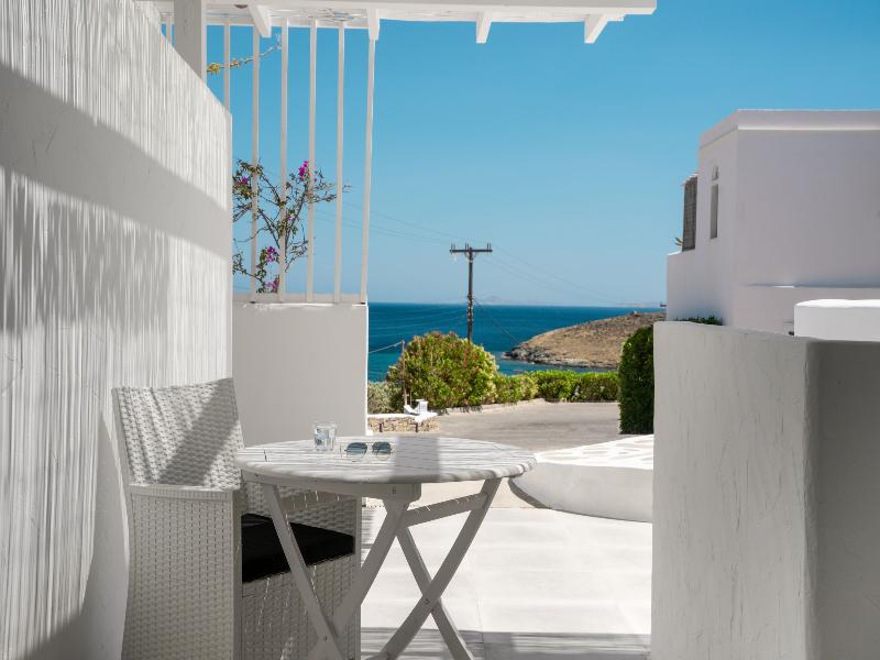 Mr & Mrs White Tinos image