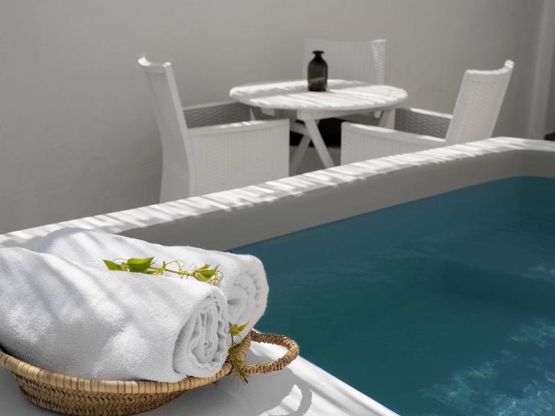 Mr & Mrs White Tinos image