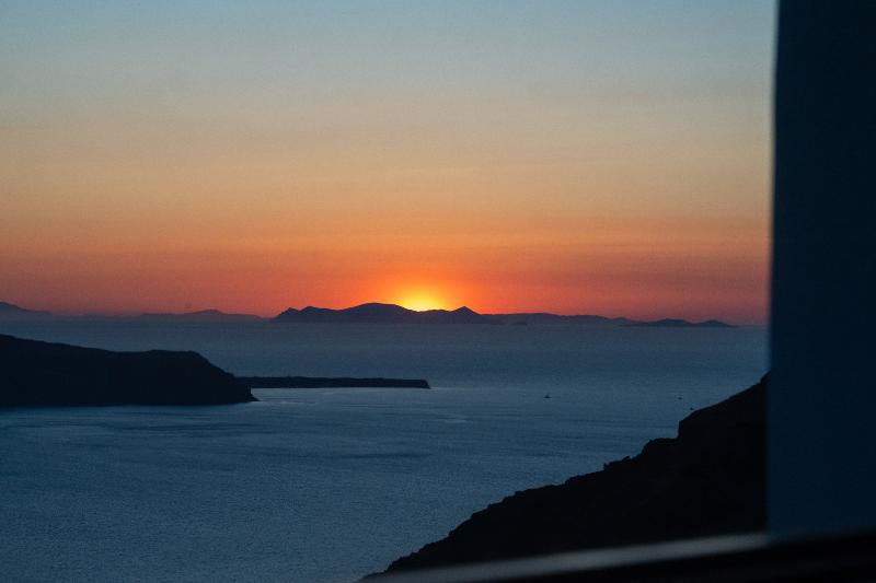 Sun Rocks Boutique Hotel | Caldera View Suites  image