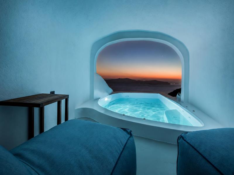 SUITE WITH PRIVATE POOL — photo 14