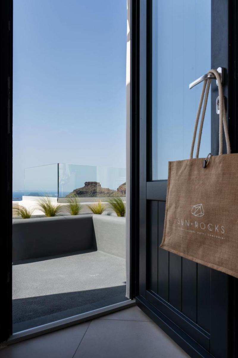 Sun Rocks Boutique Hotel | Caldera View Suites  image