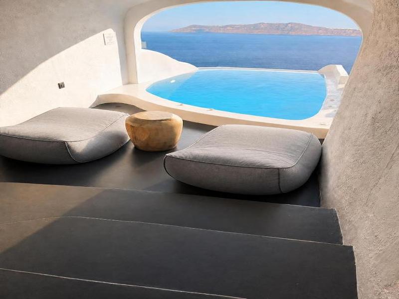 SUITE WITH PRIVATE POOL