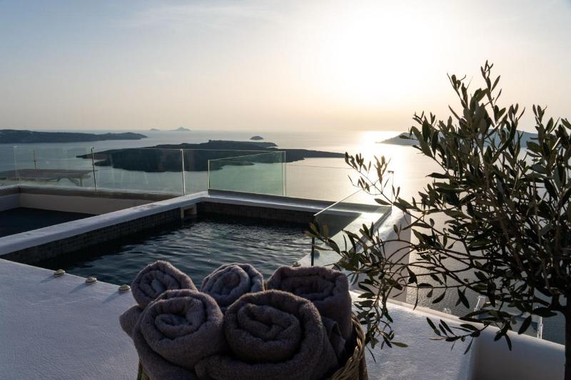 Sun Rocks Boutique Hotel | Caldera View Suites  image