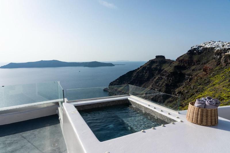 Sun Rocks Boutique Hotel | Caldera View Suites  image
