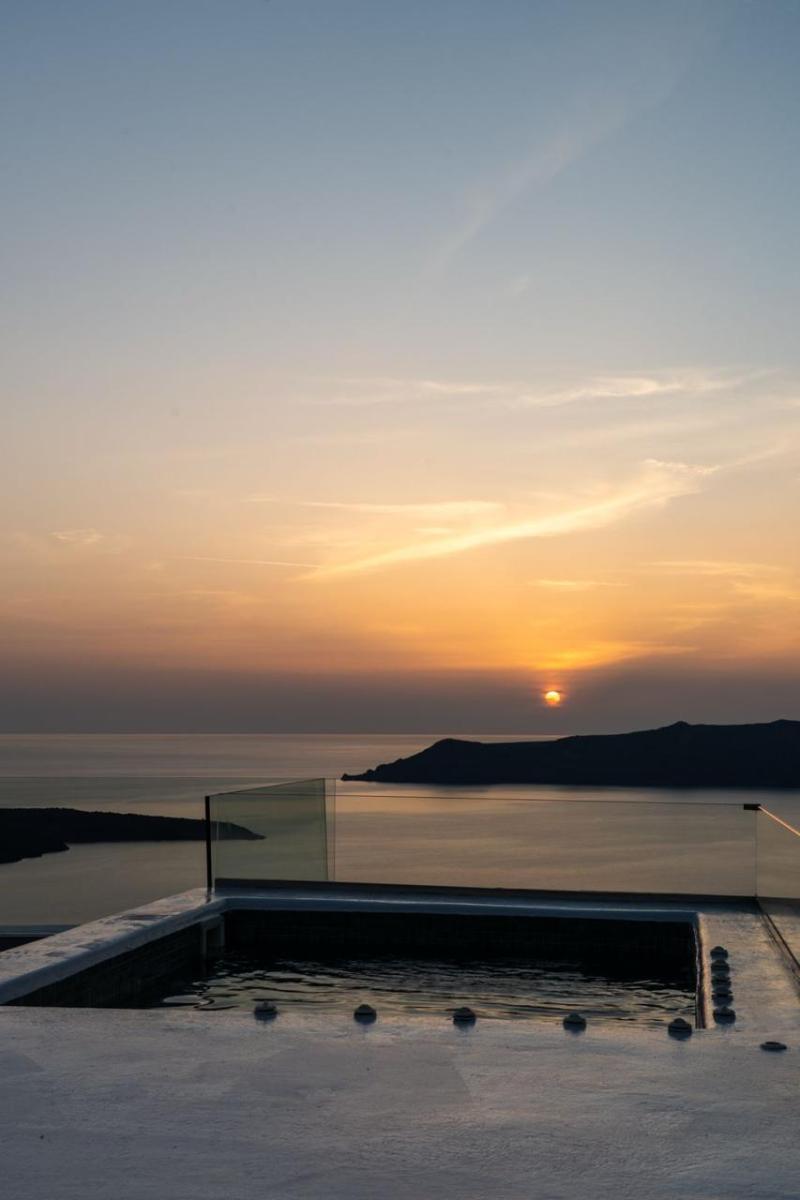 Sun Rocks Boutique Hotel | Caldera View Suites  image