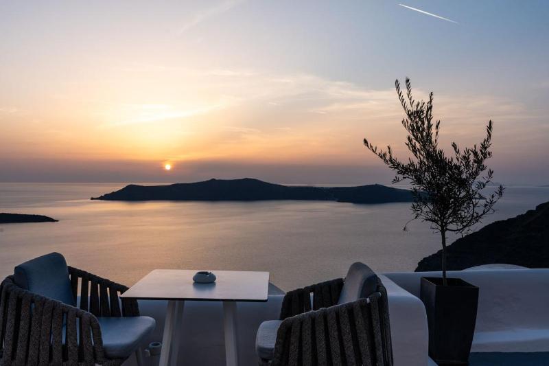 Sun Rocks Boutique Hotel | Caldera View Suites  image