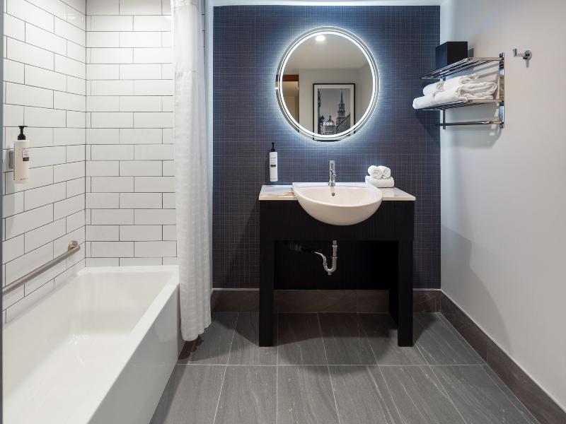Embassy Suites Hotel Montreal image