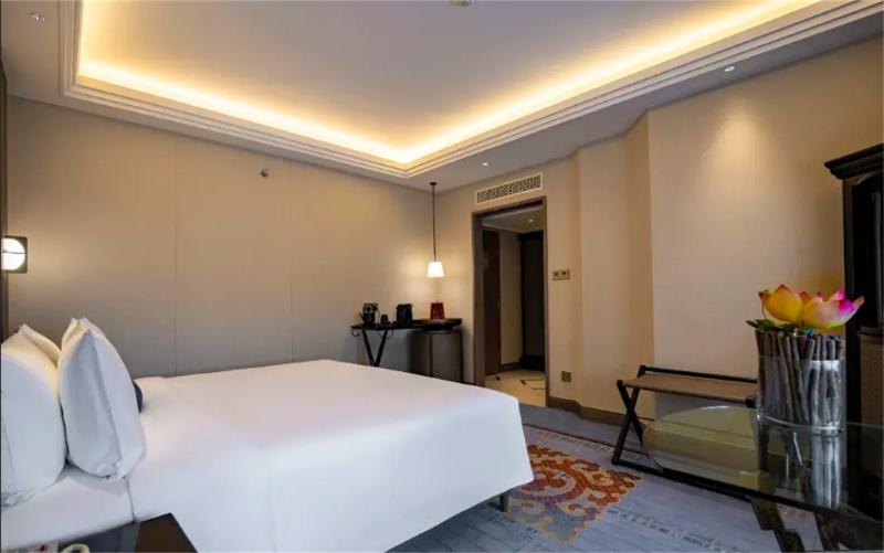 DOUBLE DELUXE KING BED