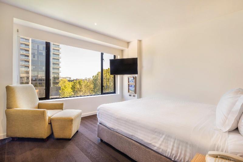 Crowne Plaza Canberra image