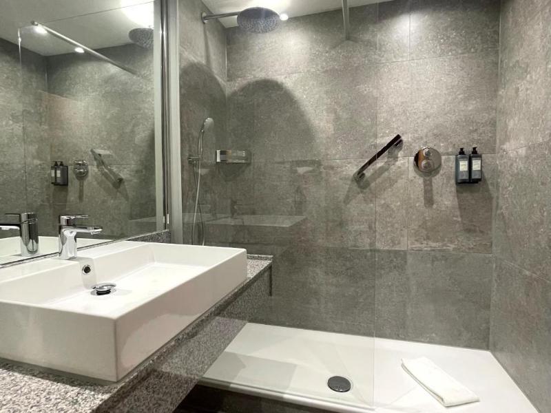 Clayton Hotel Leeds image