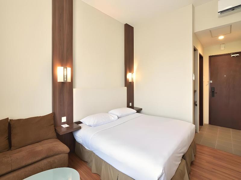Townhouse OAK Hotel Grand Cikarang image