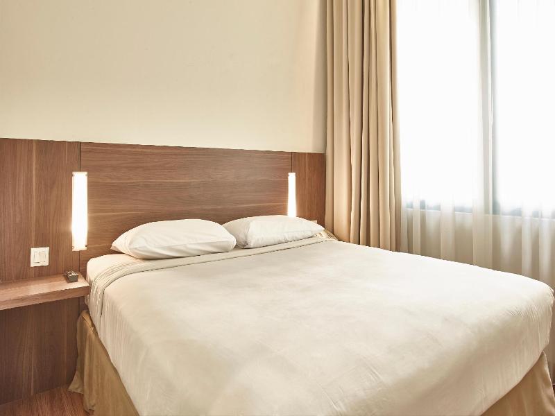 Townhouse OAK Hotel Grand Cikarang image