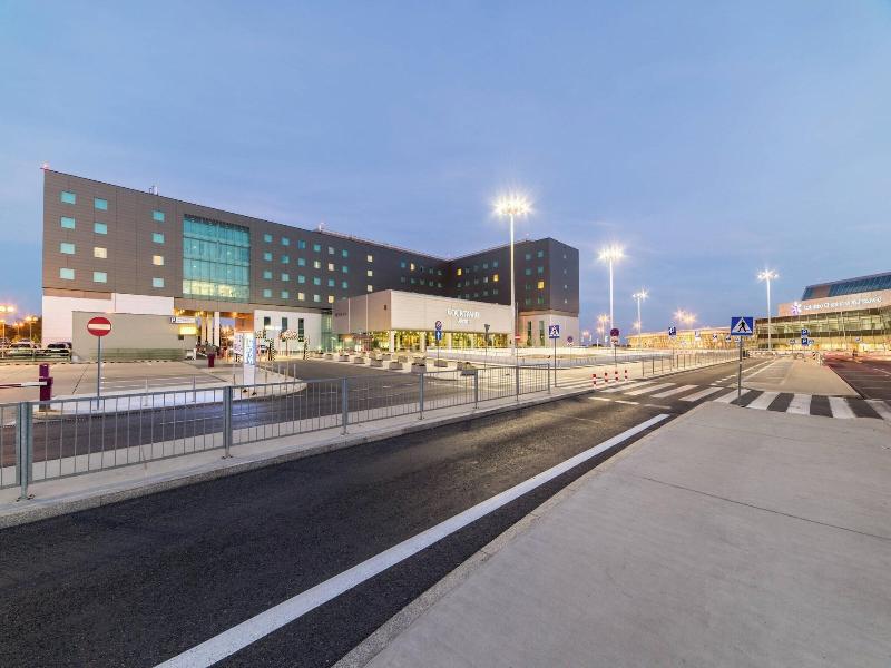 Courtyard Warsaw Airport image