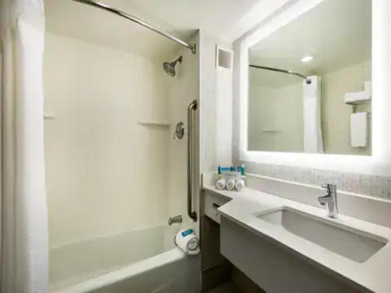 Country Inn&Suites Downtown Albany New York image