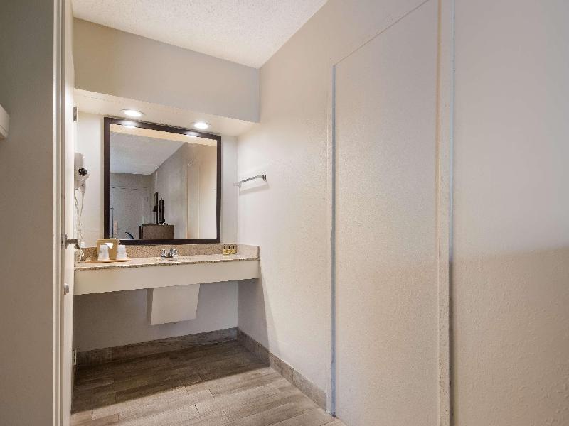 SureStay Hotel by Best Western St. Pete Clearwater image