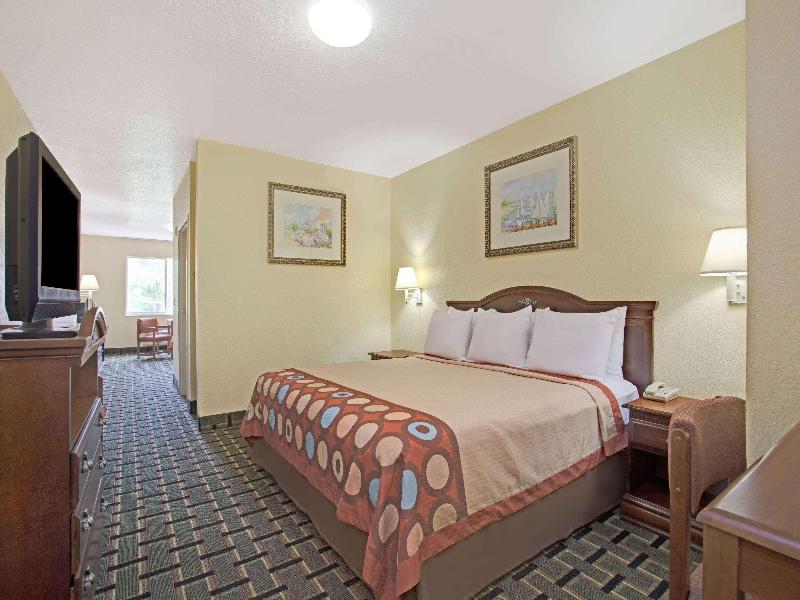 STUDIO DELUXE KING BED