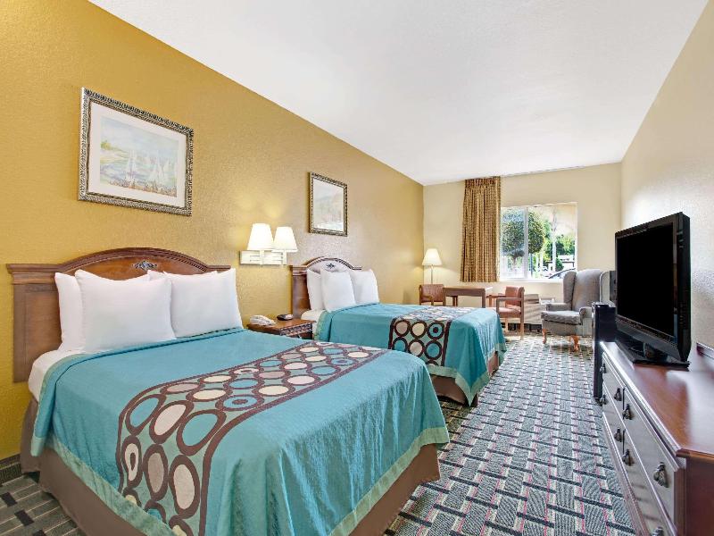 SUITE TWO QUEEN BEDS NON SMOKING