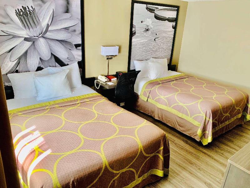 Super 8 by Wyndham Gainesville image