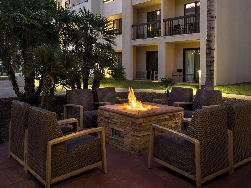 Courtyard Palm Springs image