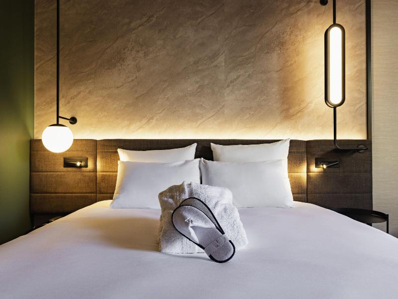 Novotel Paris Suresnes Longchamp image
