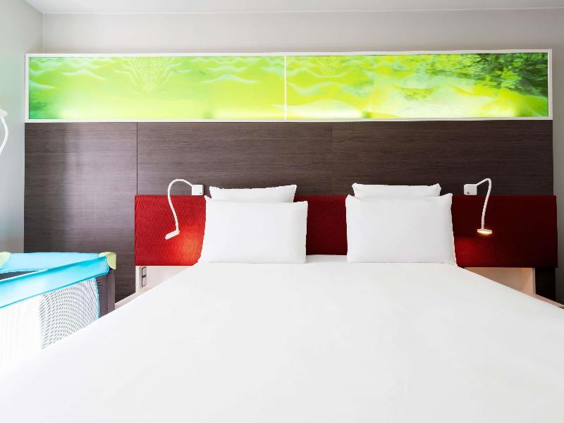 Mercure Paris La Defense Arche image