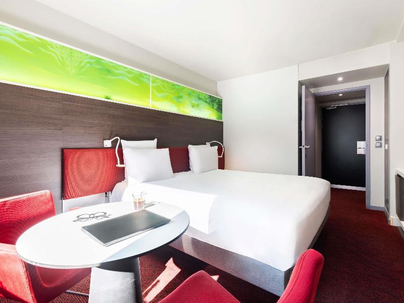 Mercure Paris La Defense Arche image