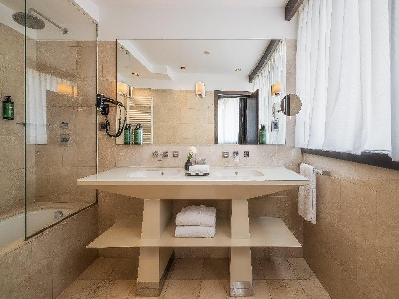 Crowne Plaza Milan City image