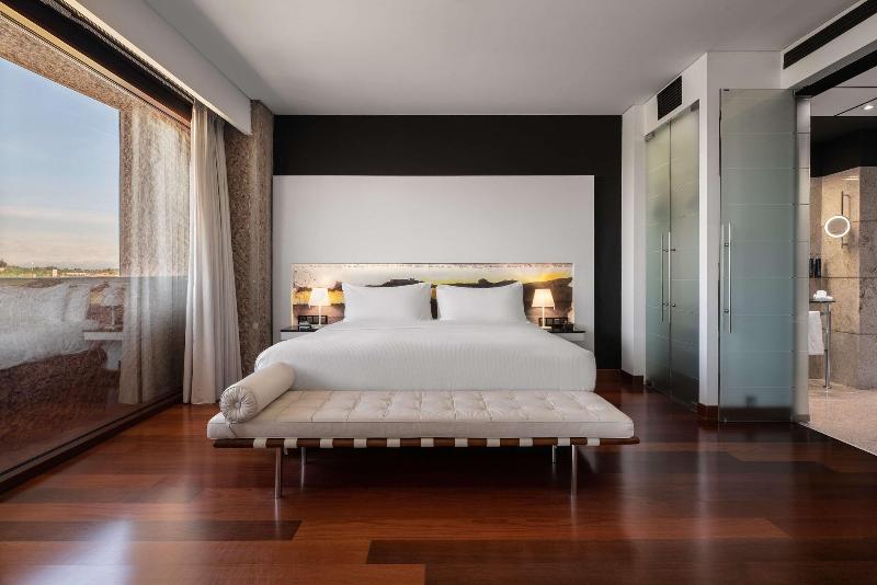 Hilton Madrid Airport image
