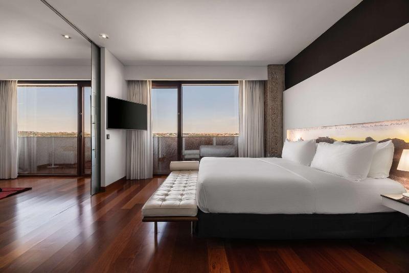 Hilton Madrid Airport image