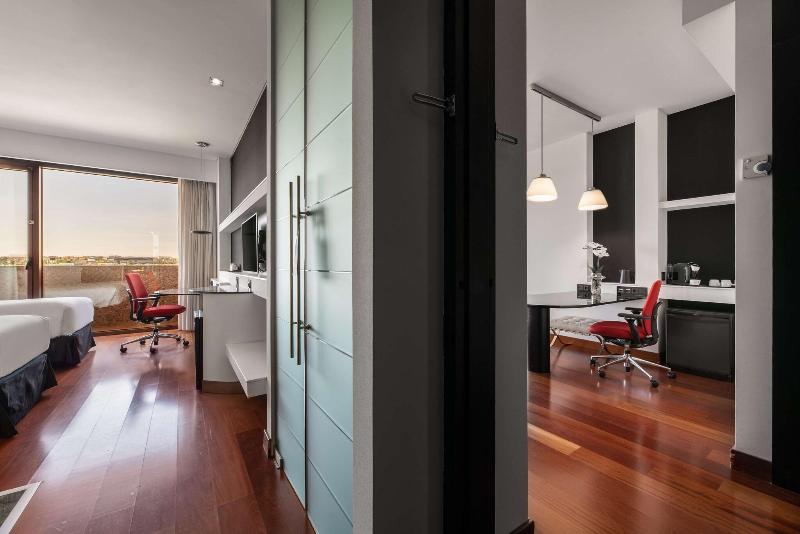 Hilton Madrid Airport image
