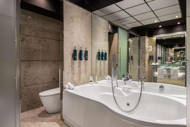 Hilton Madrid Airport image