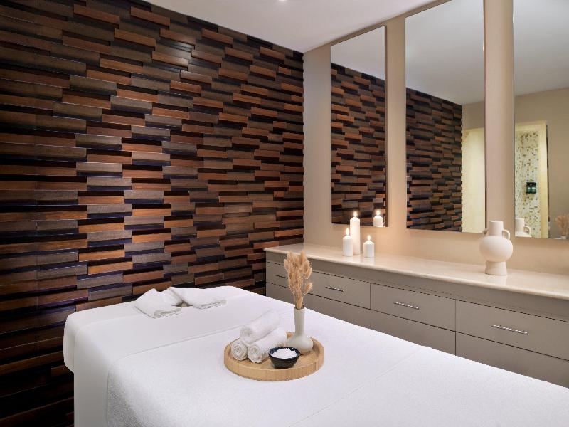 Crowne Plaza Muscat image