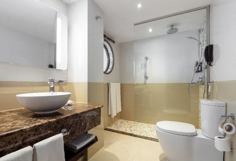 Crowne Plaza Muscat image