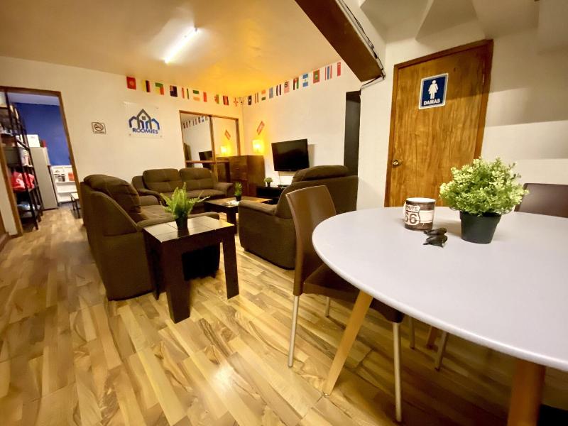 Roomies Hostel Condesa image