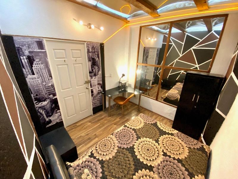 Roomies Hostel Condesa image