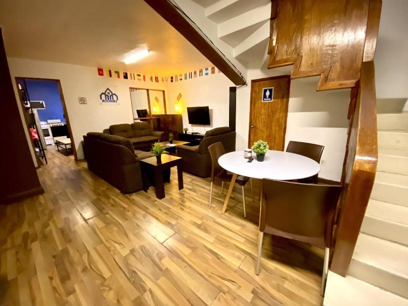 Roomies Hostel Condesa image