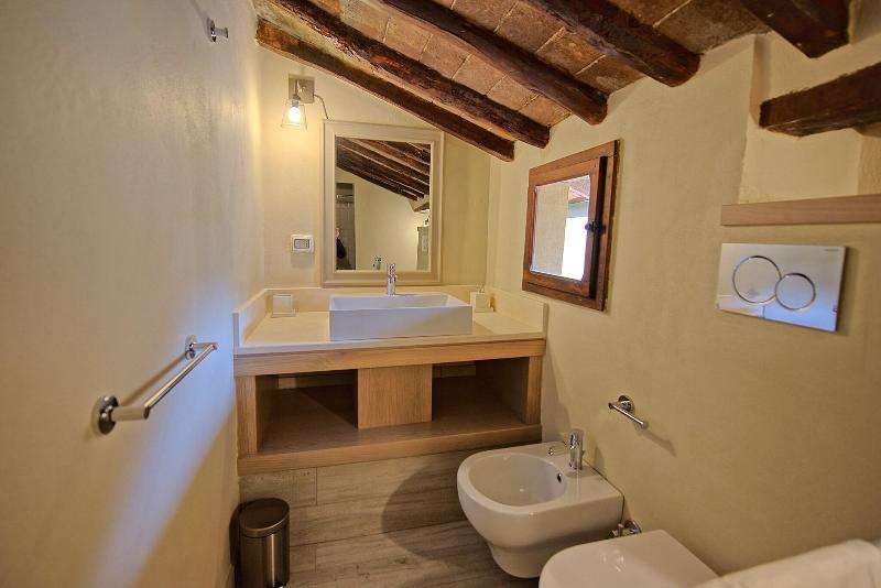 Castello Di Montegufoni - Image 5