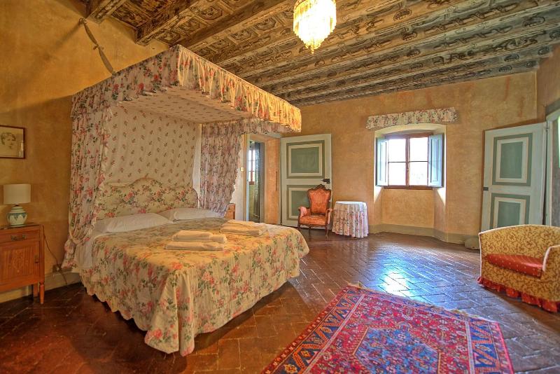 Castello Di Montegufoni image