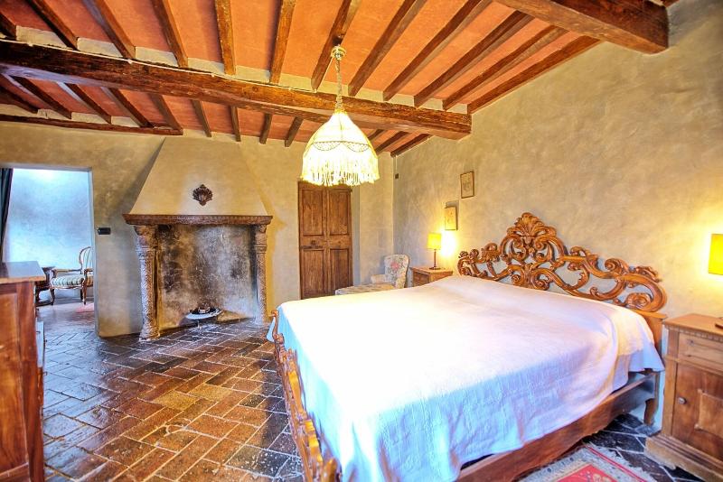 Castello Di Montegufoni image