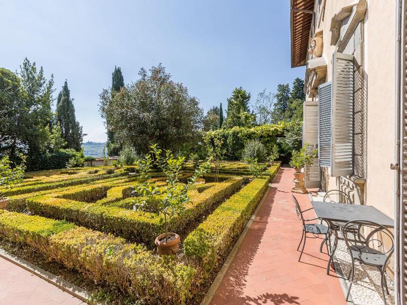 Castello Di Montegufoni image