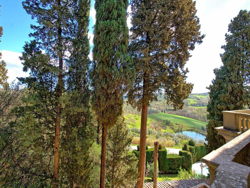 Castello Di Montegufoni image