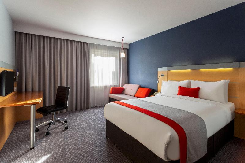 Holiday Inn Express Birmingham Redditch image