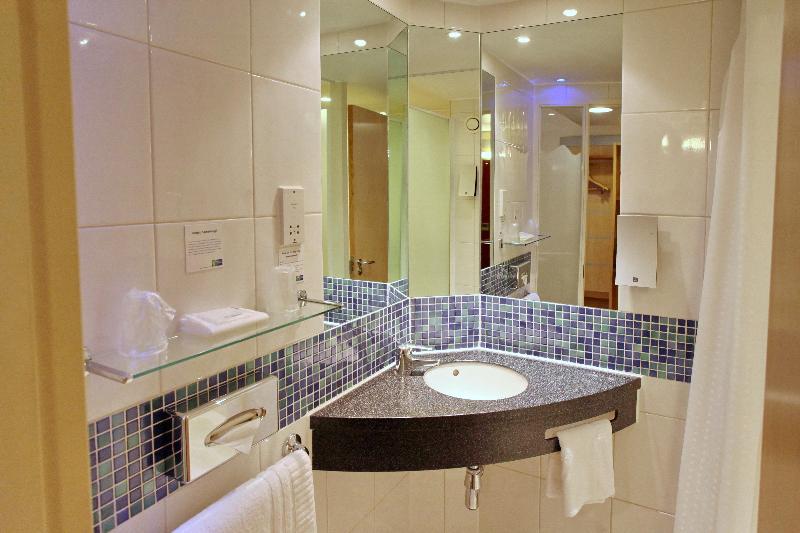 Holiday Inn Express Birmingham Redditch image