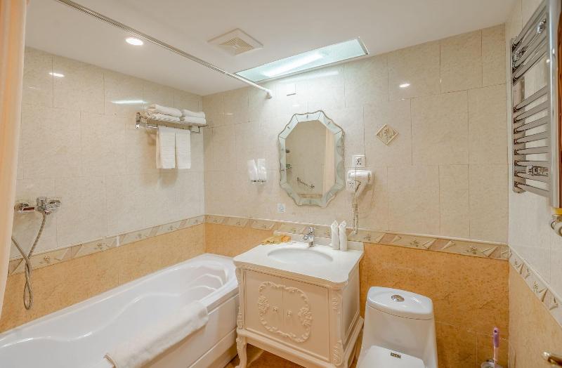 Royal House Hotel image