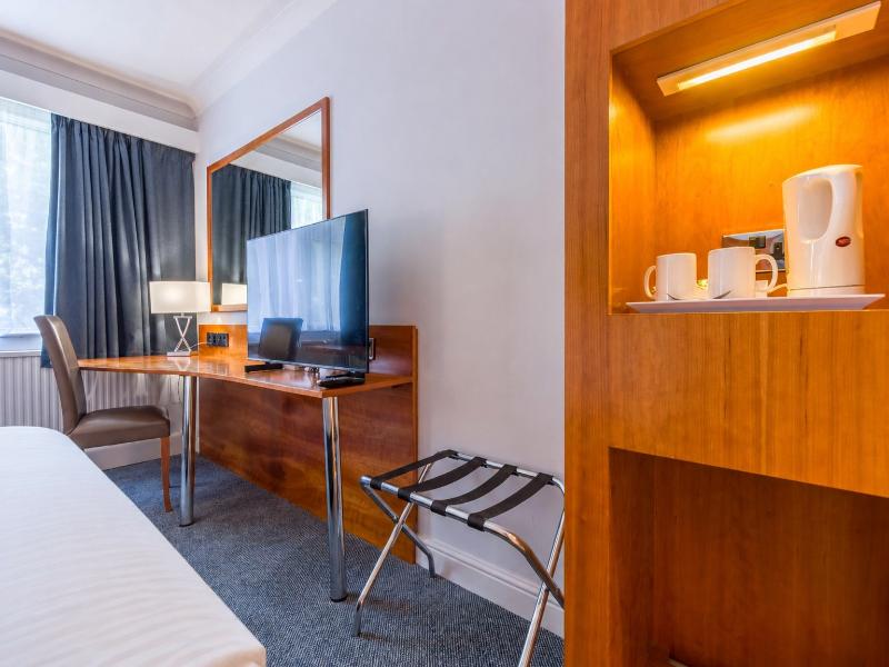 Holiday Inn Newport image