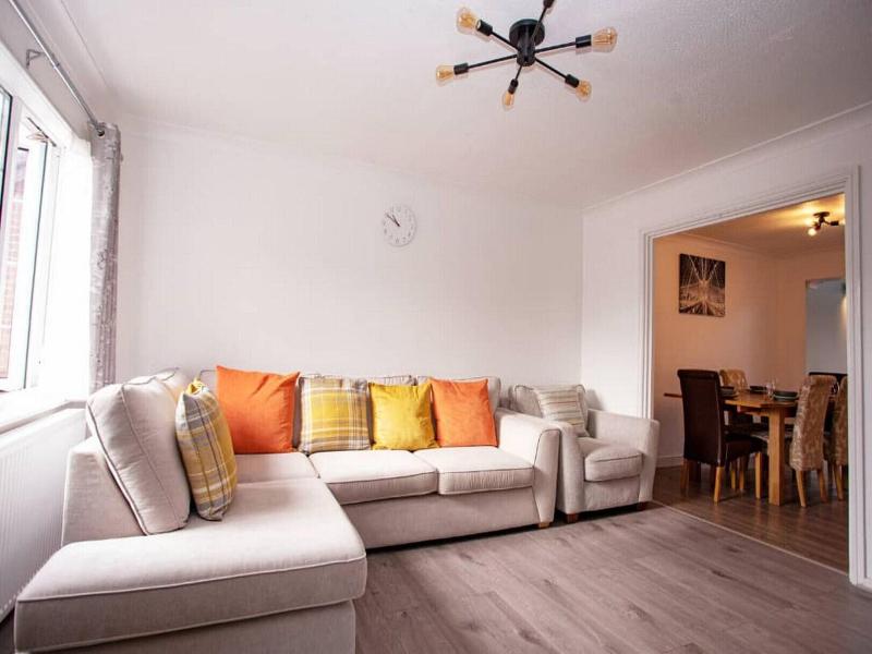 Cozy 3-bedroom Home In Luton image