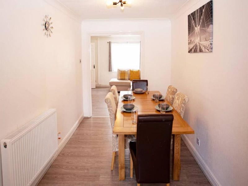 Cozy 3-bedroom Home In Luton image