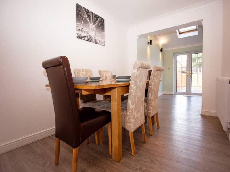 Cozy 3-bedroom Home In Luton image