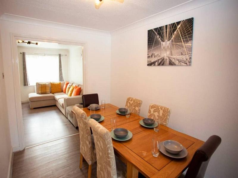 Cozy 3-bedroom Home In Luton image